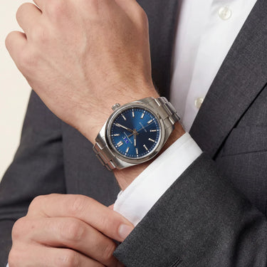 Minimalist Automatic Men’s Watch With Smooth Bezel And No-Date Dial